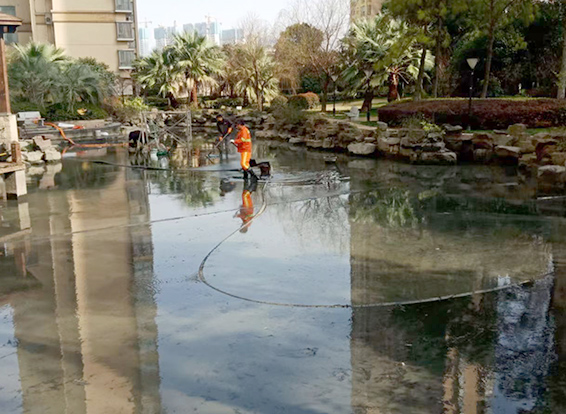 青山湖景观池淤泥清理