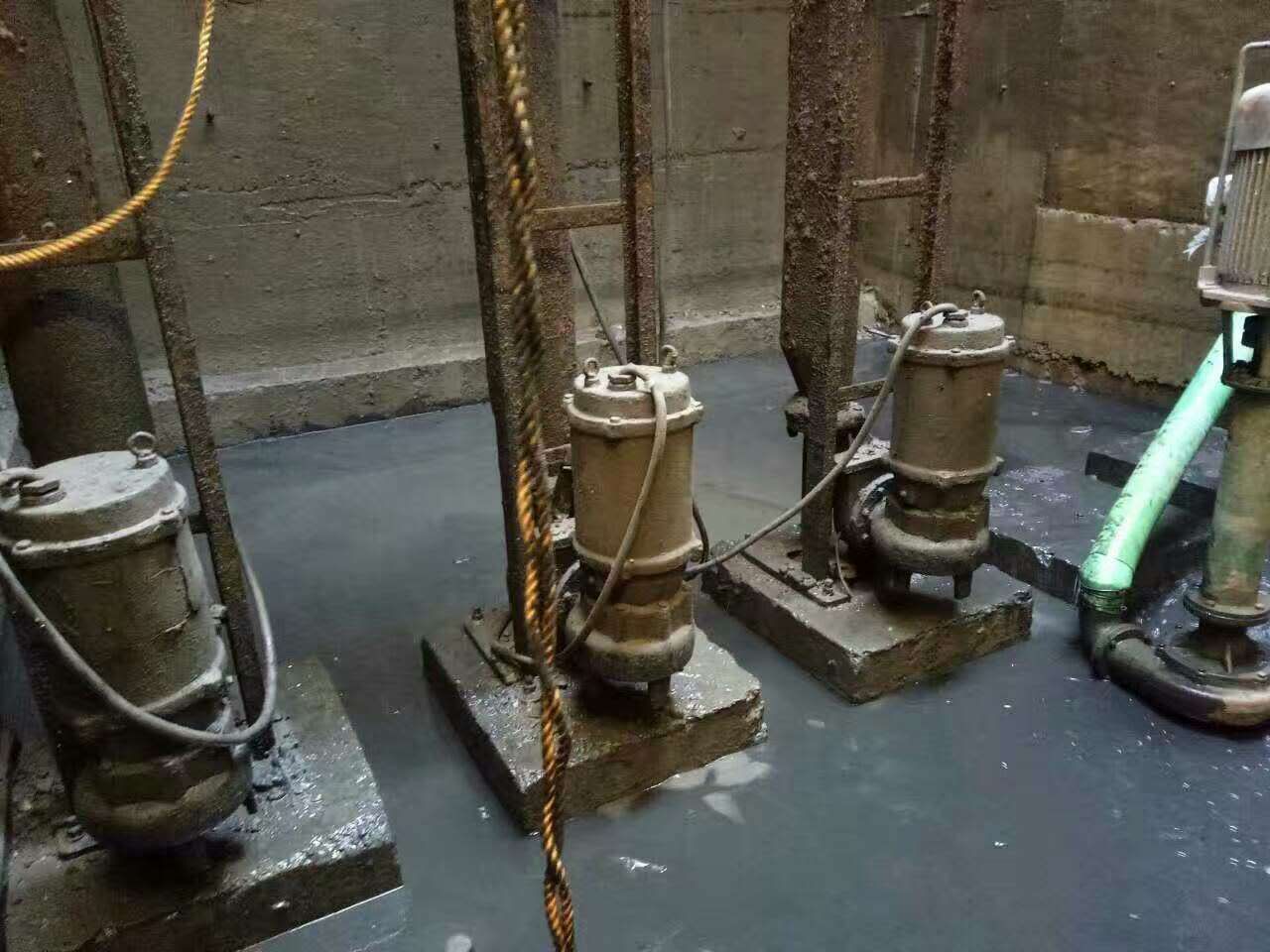 青山湖污水池清理