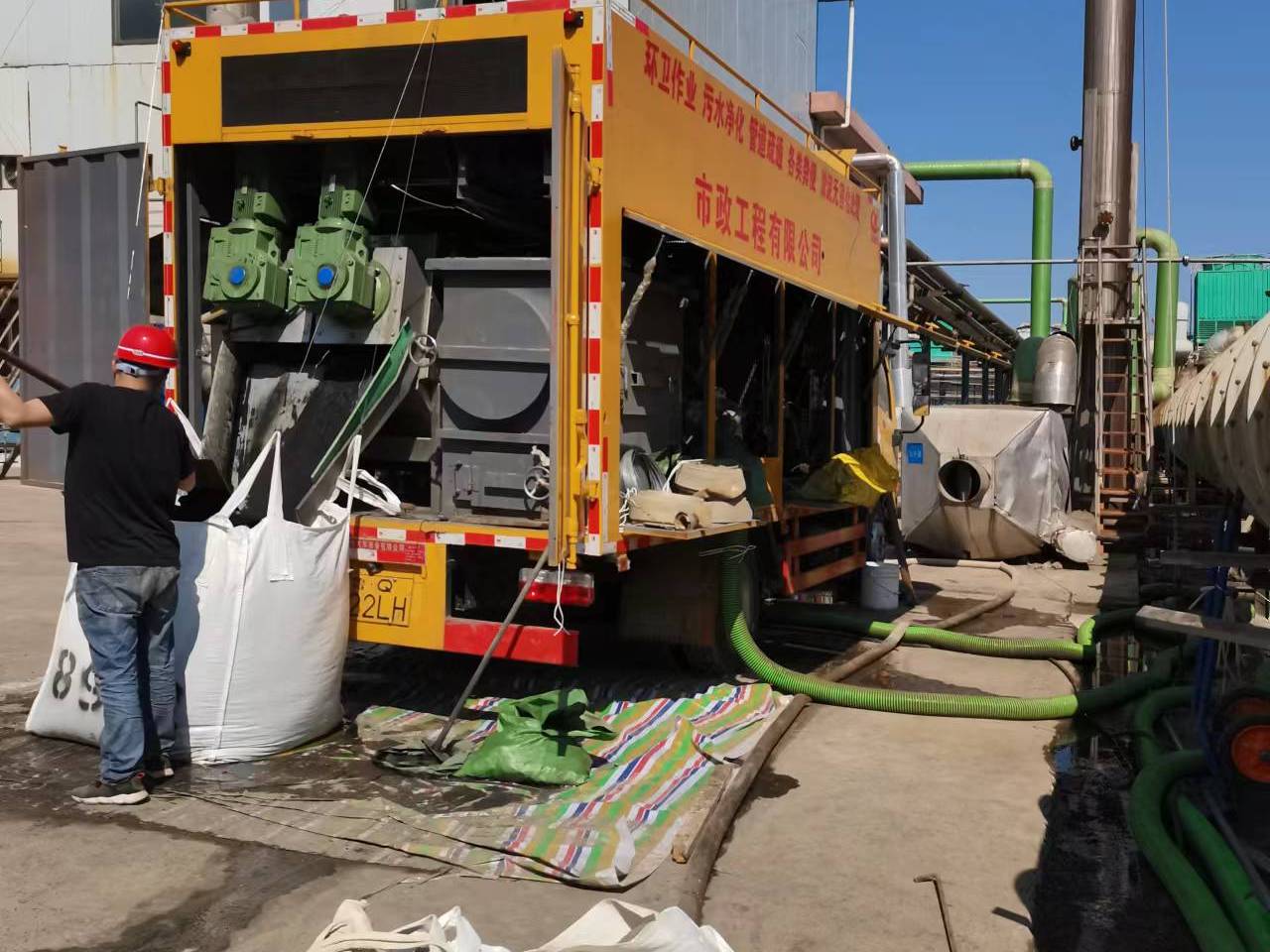 青山湖淤泥压干处理