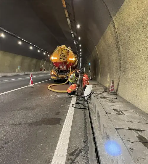 青山湖隧道排水渠清淤